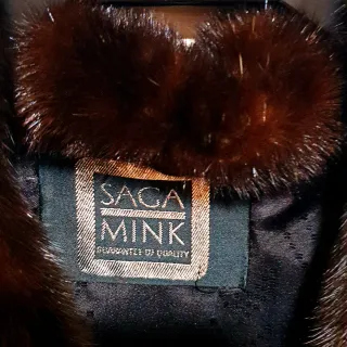 Abrigo de piel marrón oscuro.