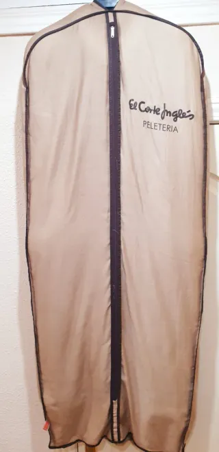 Abrigo de piel marrón oscuro.