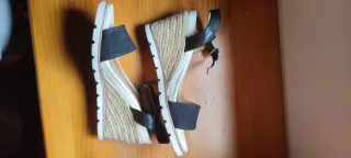 Sandalias cuña beige y negras
