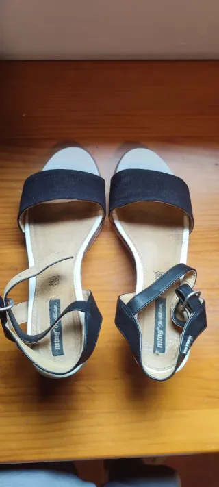 Sandalias cuña beige y negras