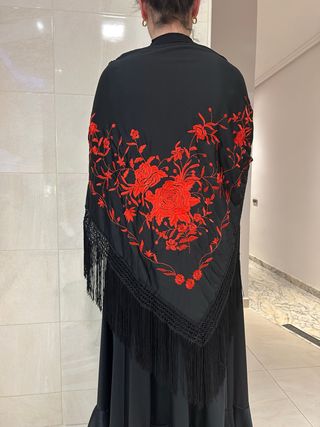 Mantón de pico negro bordado rojo
