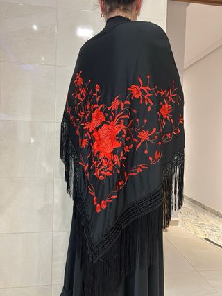 Mantón de pico negro bordado rojo