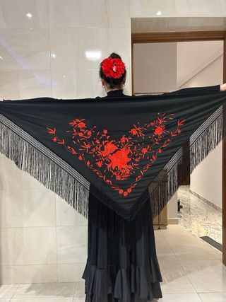 Mantón de pico negro bordado rojo