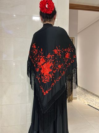 Mantón de pico negro bordado rojo