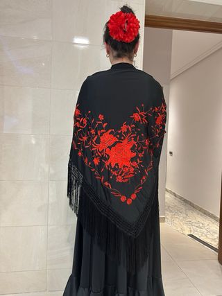 Mantón de pico negro bordado rojo