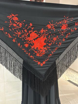 Mantón de pico negro bordado rojo