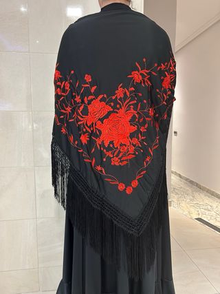 Mantón de pico negro bordado rojo
