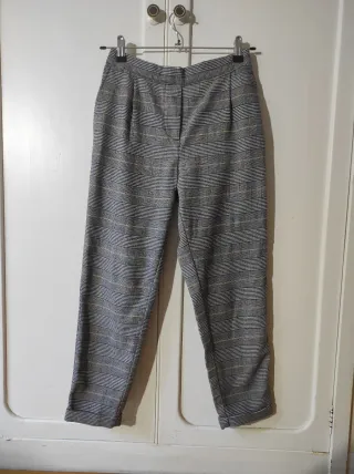 Pantalón de pinza tobillero a cuadros gris
