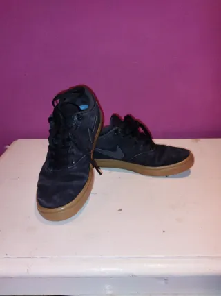 Zapatillas Nike Negras Suela Marrón