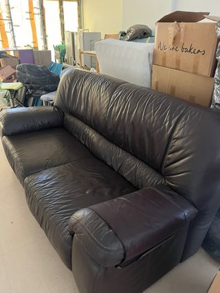 Sofá de piel marrón