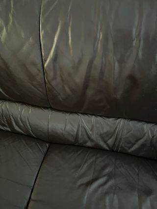 Sofá de piel marrón