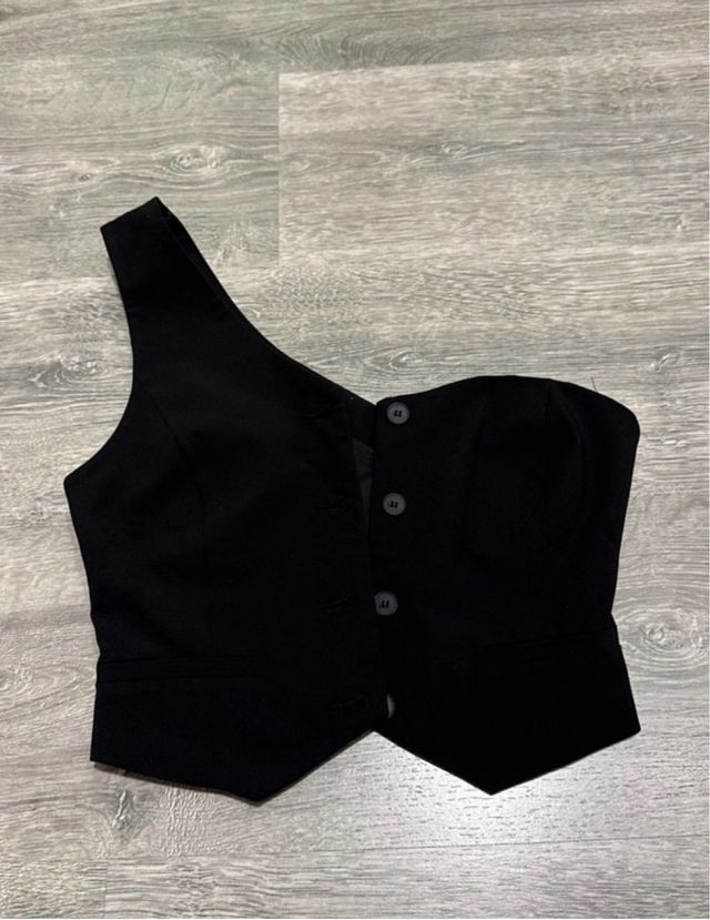 Top Bershka Negro Asimétrico