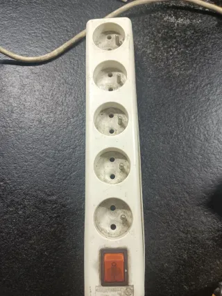 Regleta 6 Tomas Schuko 1.5m 5€