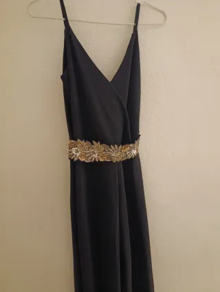 Mono negro con cinturón dorado