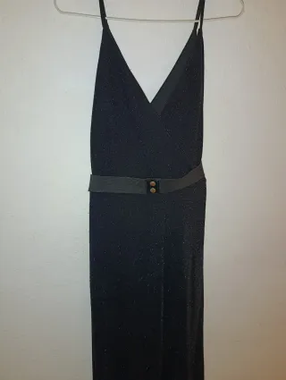 Mono negro con cinturón dorado