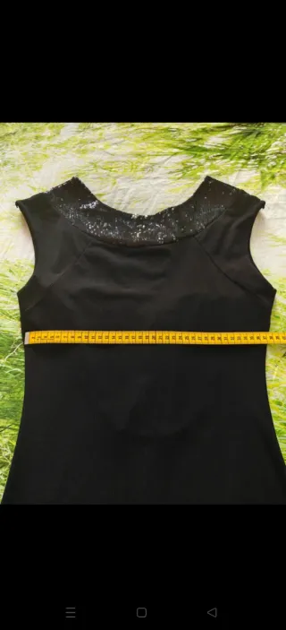 Abito tubino nero con dettagli