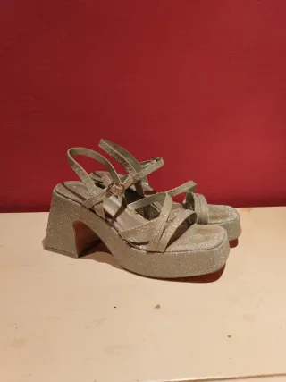 Tacones dorados y plateados con plataforma