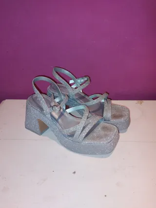 Tacones dorados y plateados con plataforma