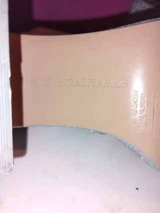 Tacones dorados y plateados con plataforma