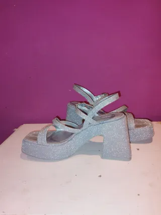 Tacones dorados y plateados con plataforma