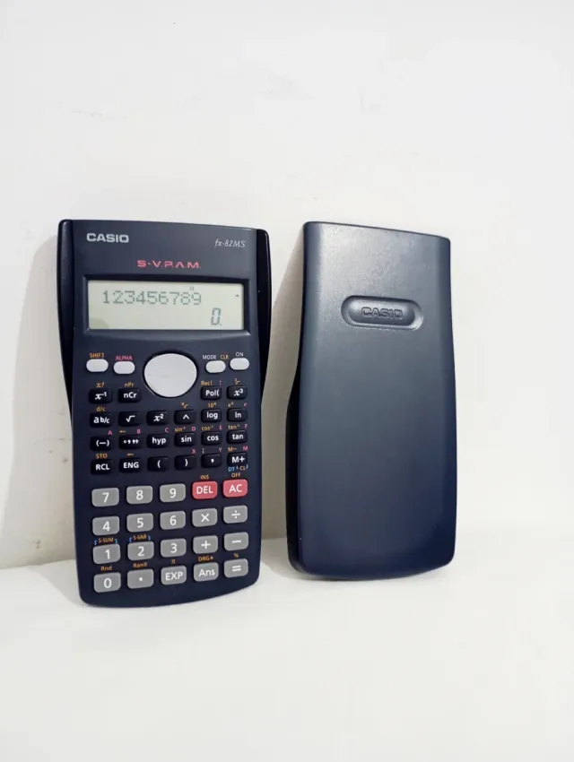 Calculadora Científica Casio fx-82MS