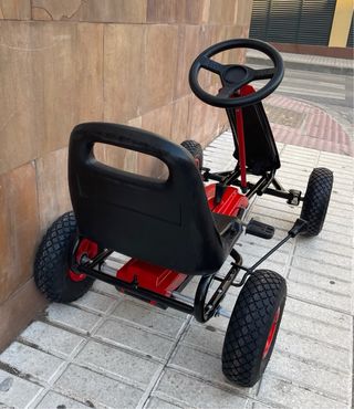 Coche de pedales rojo