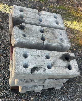 Pies de valla de obra