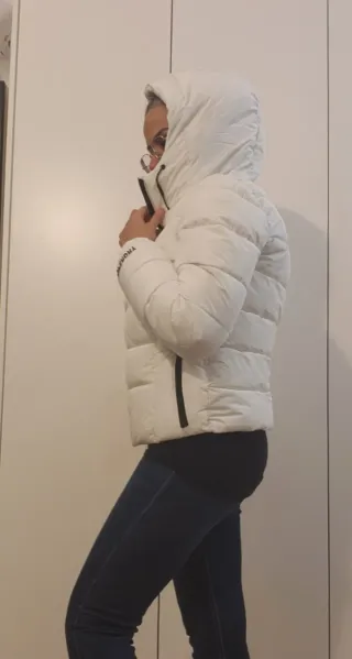 Piumino corto bianco con cappuccio