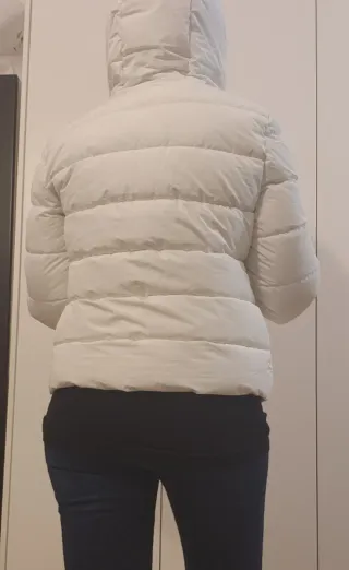 Piumino corto bianco con cappuccio