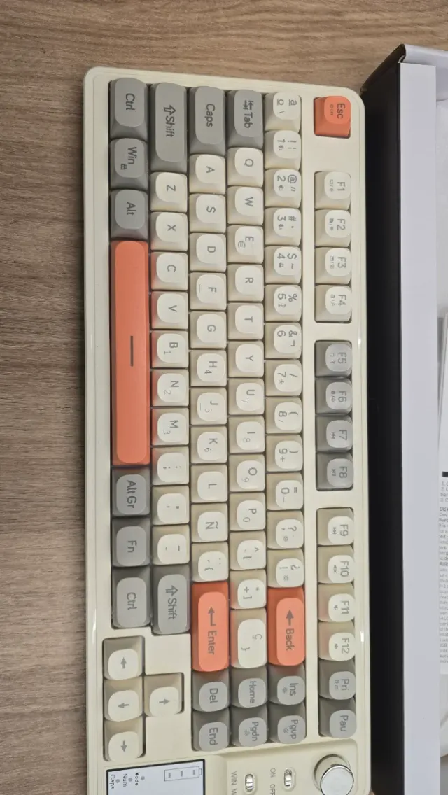 Teclado Mecánico Beige y Naranja