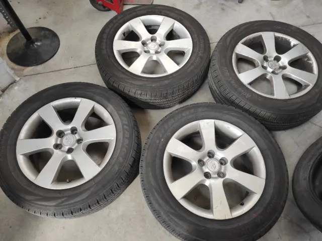 Se venden 4 llantas Hyundai Santafe con neumaticos