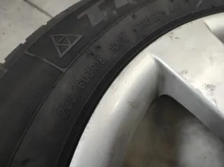 Se venden 4 llantas Hyundai Santafe con neumaticos