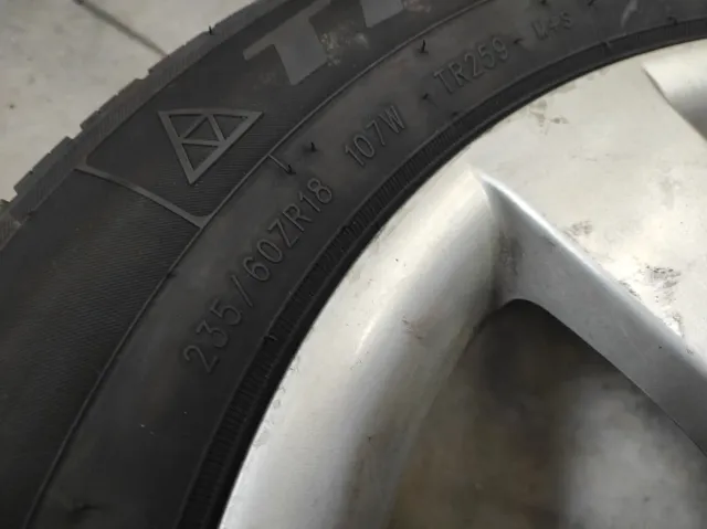 Se venden 4 llantas Hyundai Santafe con neumaticos