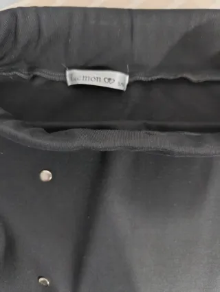 Falda lápiz negra con tachuelas