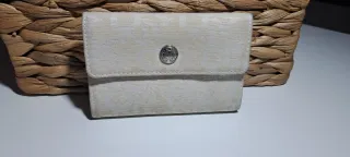 Monedero beige blanco con detalle plateado