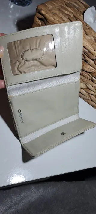 Monedero beige blanco con detalle plateado