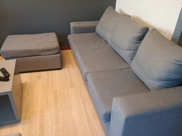 Sofá 3 cuerpos gris tela