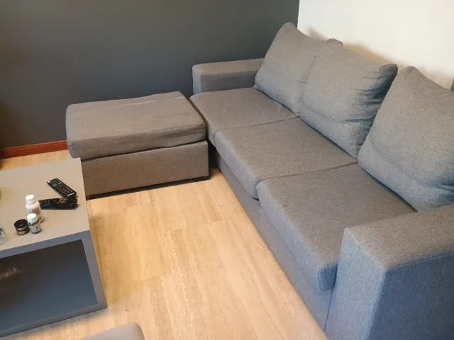 Sofá 3 cuerpos gris tela