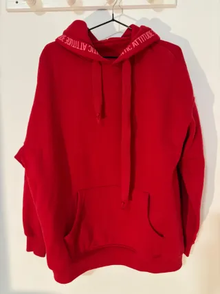 Sudadera con capucha roja