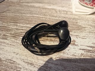 Auriculares Sony con cable negros y verdes