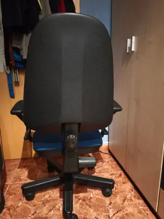 Silla de oficina con ruedas