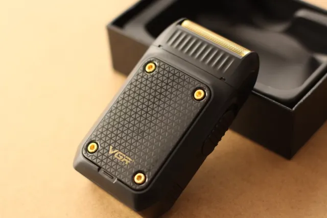 Afeitadora Eléctrica Shaver Negra y Dorada