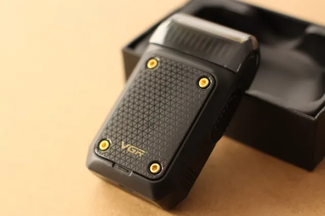 Afeitadora Eléctrica Shaver Negra y Dorada