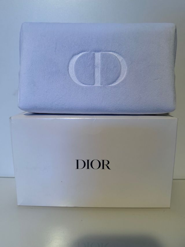 Neceser Dior blanco con detalles dorados