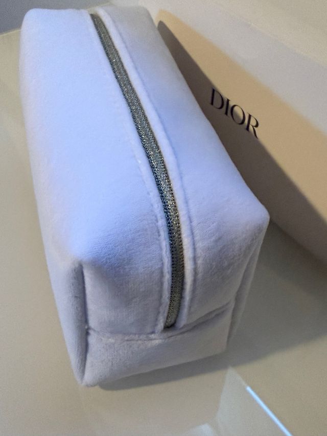 Neceser Dior blanco con detalles dorados