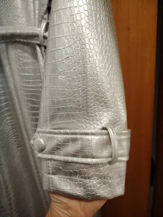 Gabardina Mochy efeito pele cobra prateada