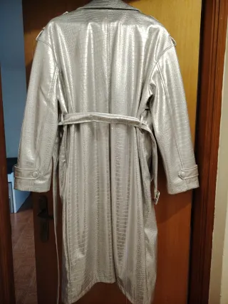 Gabardina Mochy efeito pele cobra prateada