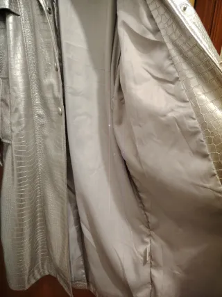 Gabardina Mochy efeito pele cobra prateada