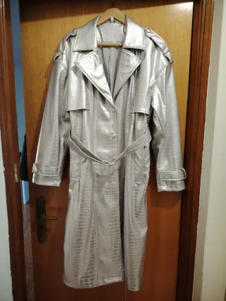 Gabardina Mochy efeito pele cobra prateada