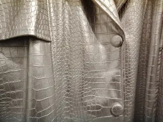 Gabardina Mochy efeito pele cobra prateada